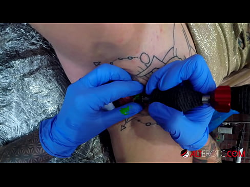 ❤️ Ekstreem tattooed hottie Sully Savage krige in tattoo op har klitoris Neuken by wy ☑